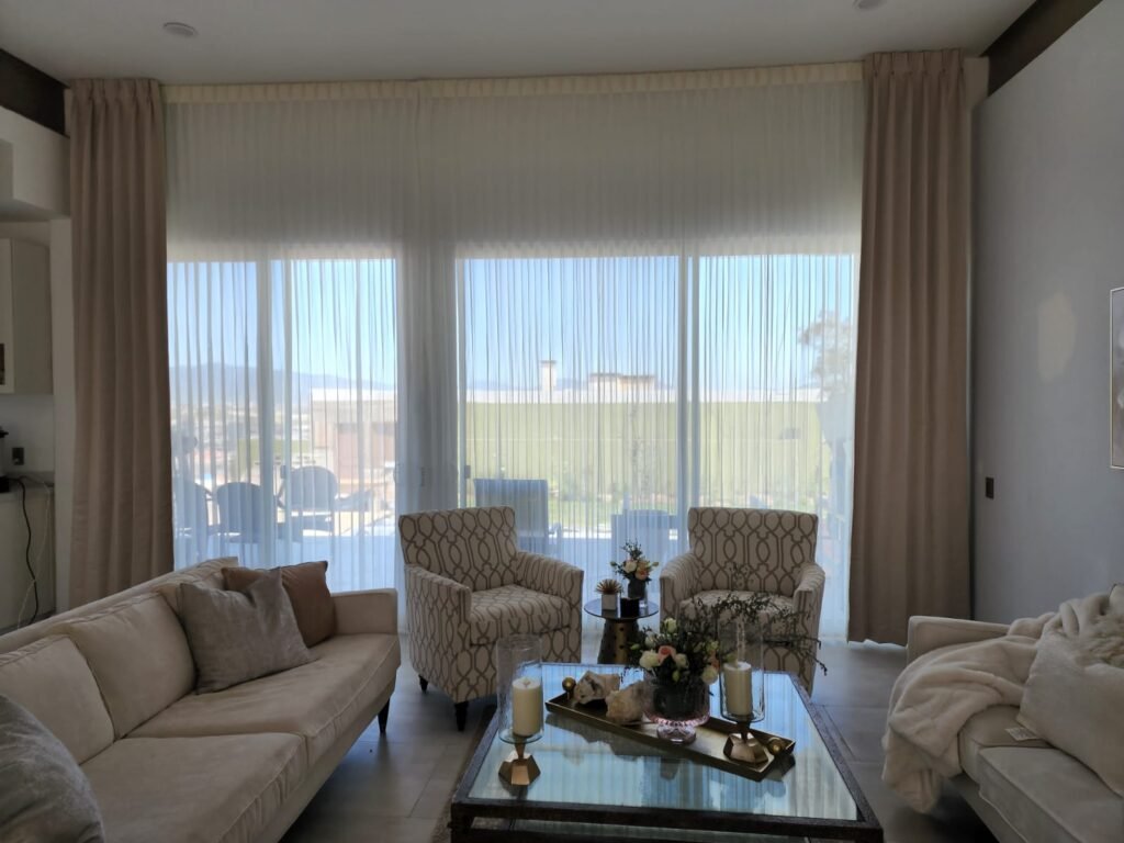 Las cortinas pueden ser personalizadas para adaptarse a diferentes tamaños de ventanas y decoraciones