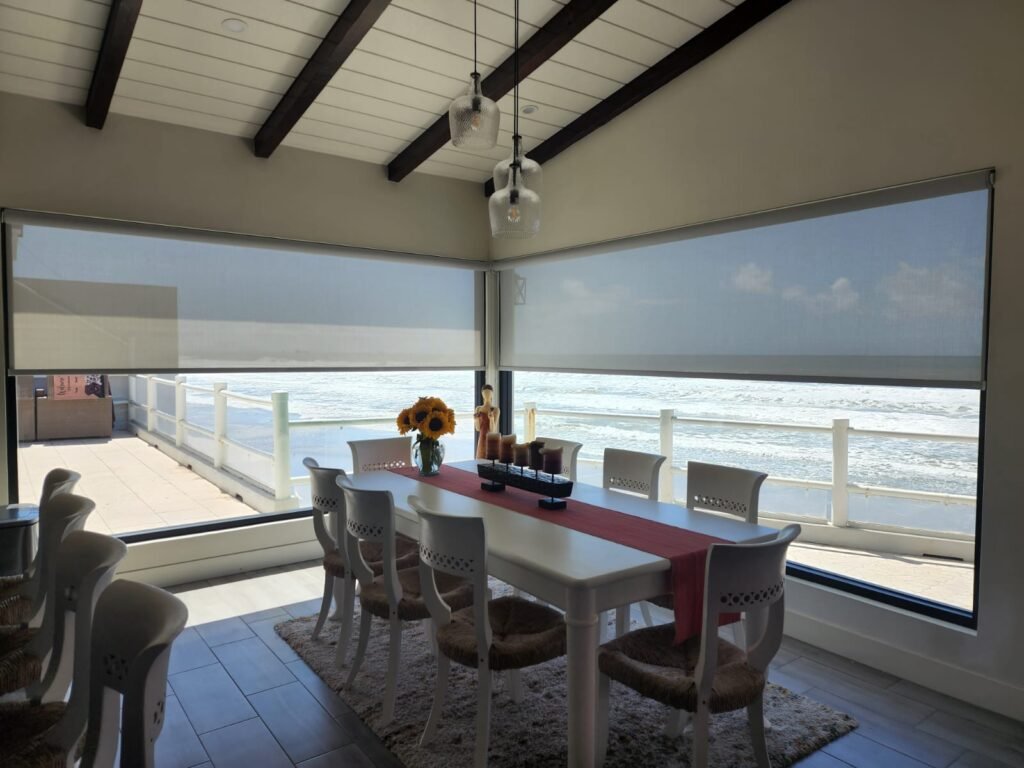 Las cortinas enrollables, o también llamadas cortinas roller, destacan por su diseño sencillo y minimalista.